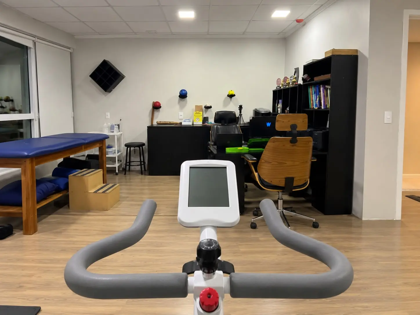 Bicicleta ergométrica no espaço de treino da Boese