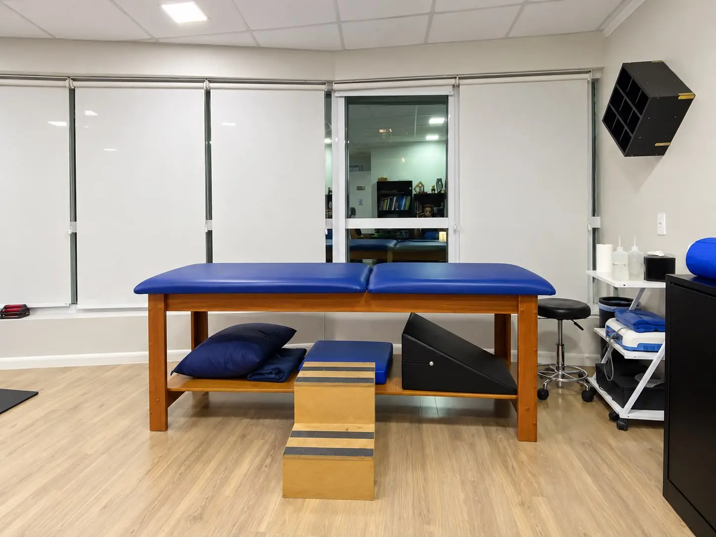 Sala de atendimento da Boese, com maca de fisioterapia e step de equilíbrio